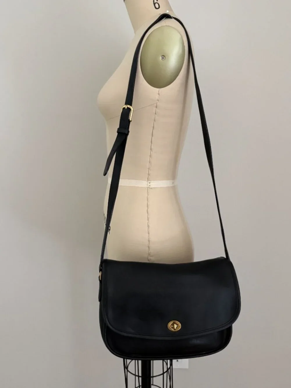 Vintage Coach Black Leather City Bag 9790 Crossbody Turnlock Messenger Classic